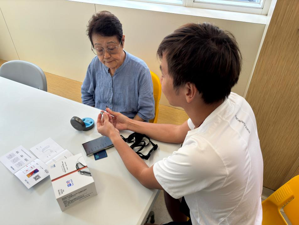 图 | 明爱社工为老人介绍天籁inside助听器