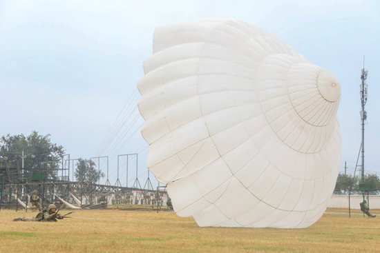     9月10日，空降兵某部官兵在空降空投訓練場，進行排除拖拉課目訓練。許洋/攝