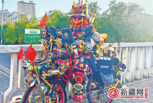 9月17日下午，市民姚舜骑着改装后的自行车，穿着一身铠甲，出现在国际实业立交桥上。（全媒体记者王煜摄）