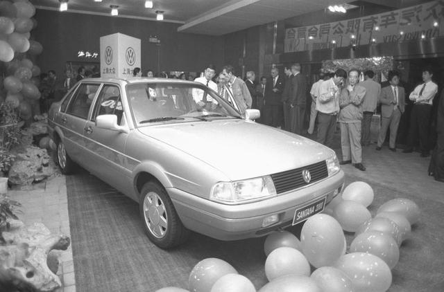 1994年10月10日,上海大众首次向公众展示他们开发的新一代车型——上海桑塔纳2000型轿车。新华社记者 张平 摄