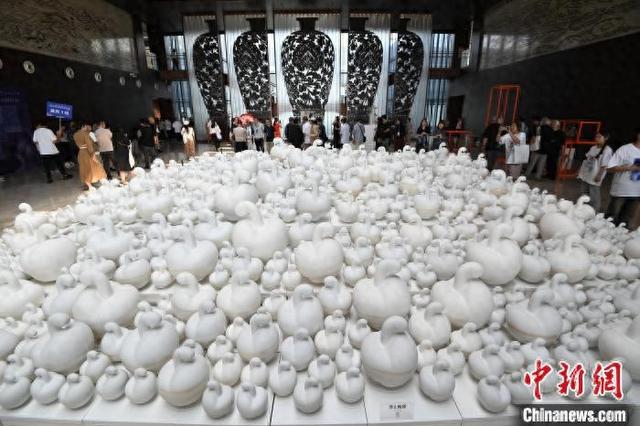 9月20日,“磁·引力——2024中国(峰峰)磁州窑国际陶瓷艺术双年展”在河北省邯郸市峰峰矿区开幕。 郝群英 摄