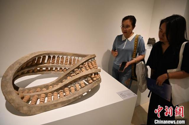 9月20日,“磁·引力——2024中国(峰峰)磁州窑国际陶瓷艺术双年展”在河北省邯郸市峰峰矿区开幕。 郝群英 摄