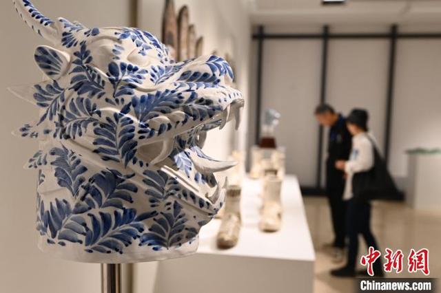 9月20日,“磁·引力——2024中国(峰峰)磁州窑国际陶瓷艺术双年展”在河北省邯郸市峰峰矿区开幕。 郝群英 摄