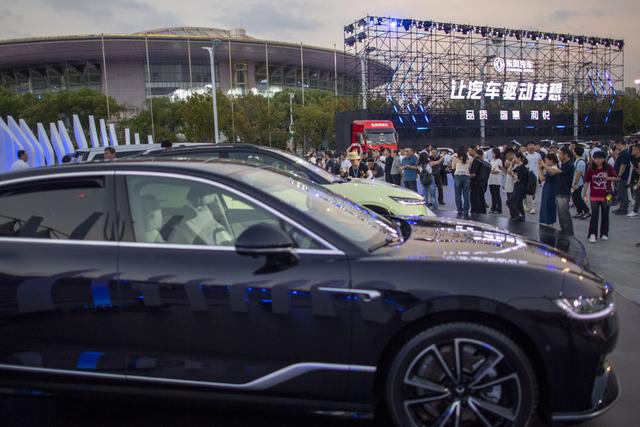 2024年9月19日,观众在发布会现场外参观东风汽车。当日,东风汽车第6000万辆车下线。新华社记者 伍志尊 摄