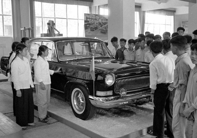 1967年春季广州出口商品交易会上,人们在参观展出的新产品“红旗”牌三排座高级轿车。新华社记者 张家昌 摄