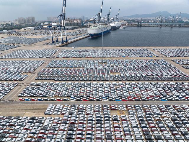 2023年9月12日,在山东港口烟台港汽车码头,大批出口商品车等待装船发运。新华社发(张超 摄)