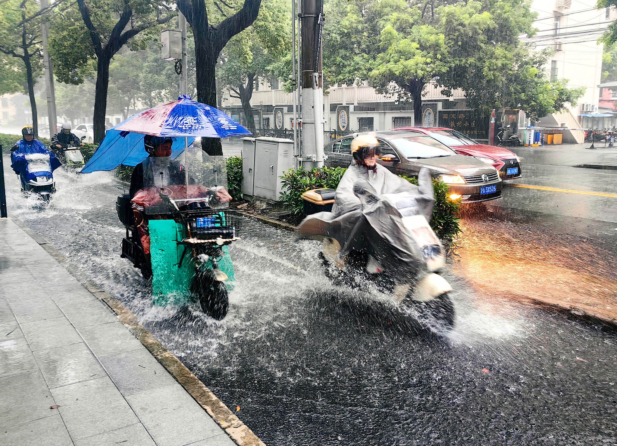 2024年9月20日,上海,颱風「普拉桑」前一夜在奉賢沿海二次登陸後楊浦區部分路段積水嚴重。視覺中國 圖