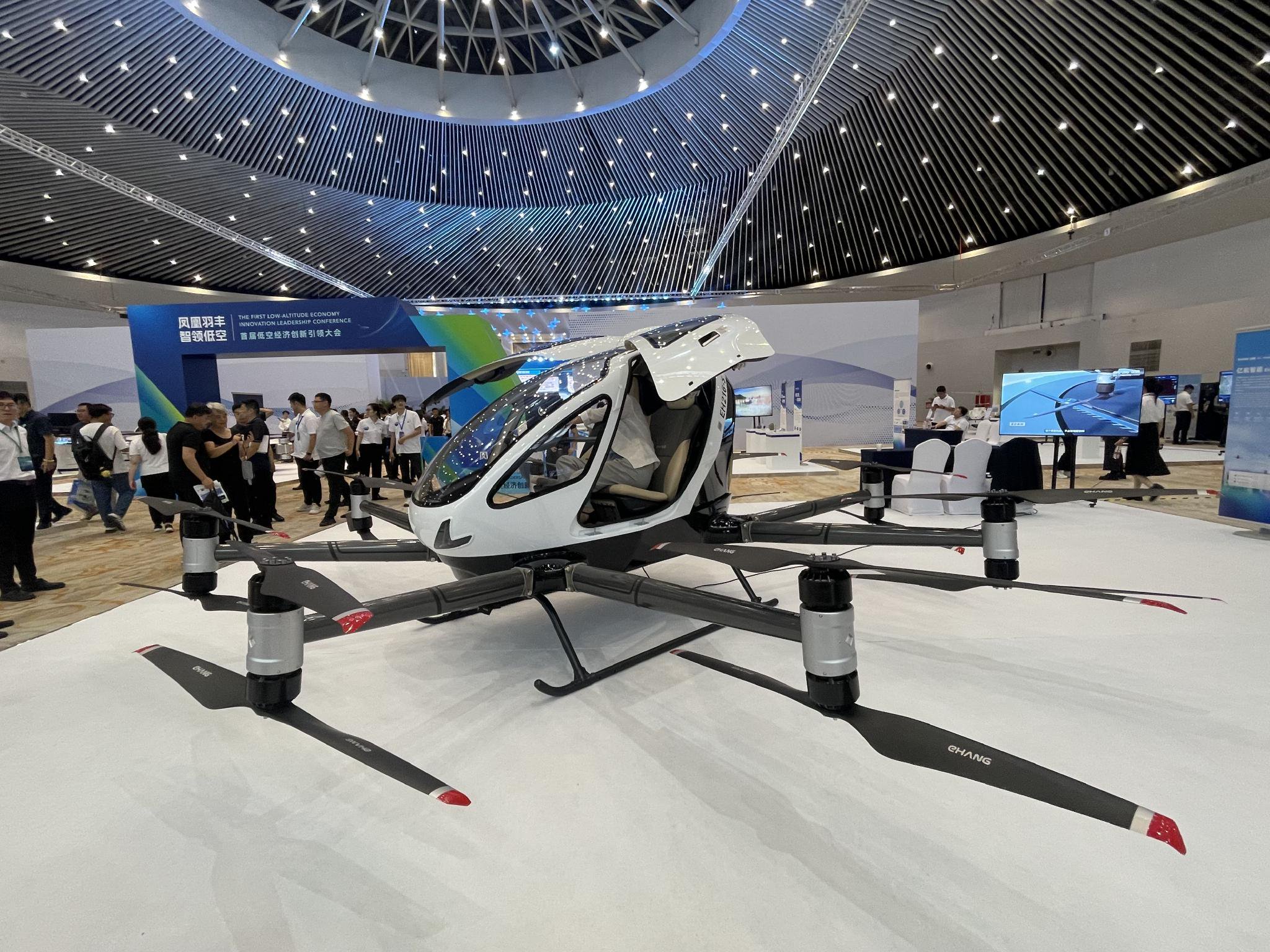全球首個「三證」齊全的eVTOL(電動垂直起降)飛行器EH216-S。新京報記者 吳婷婷 攝
