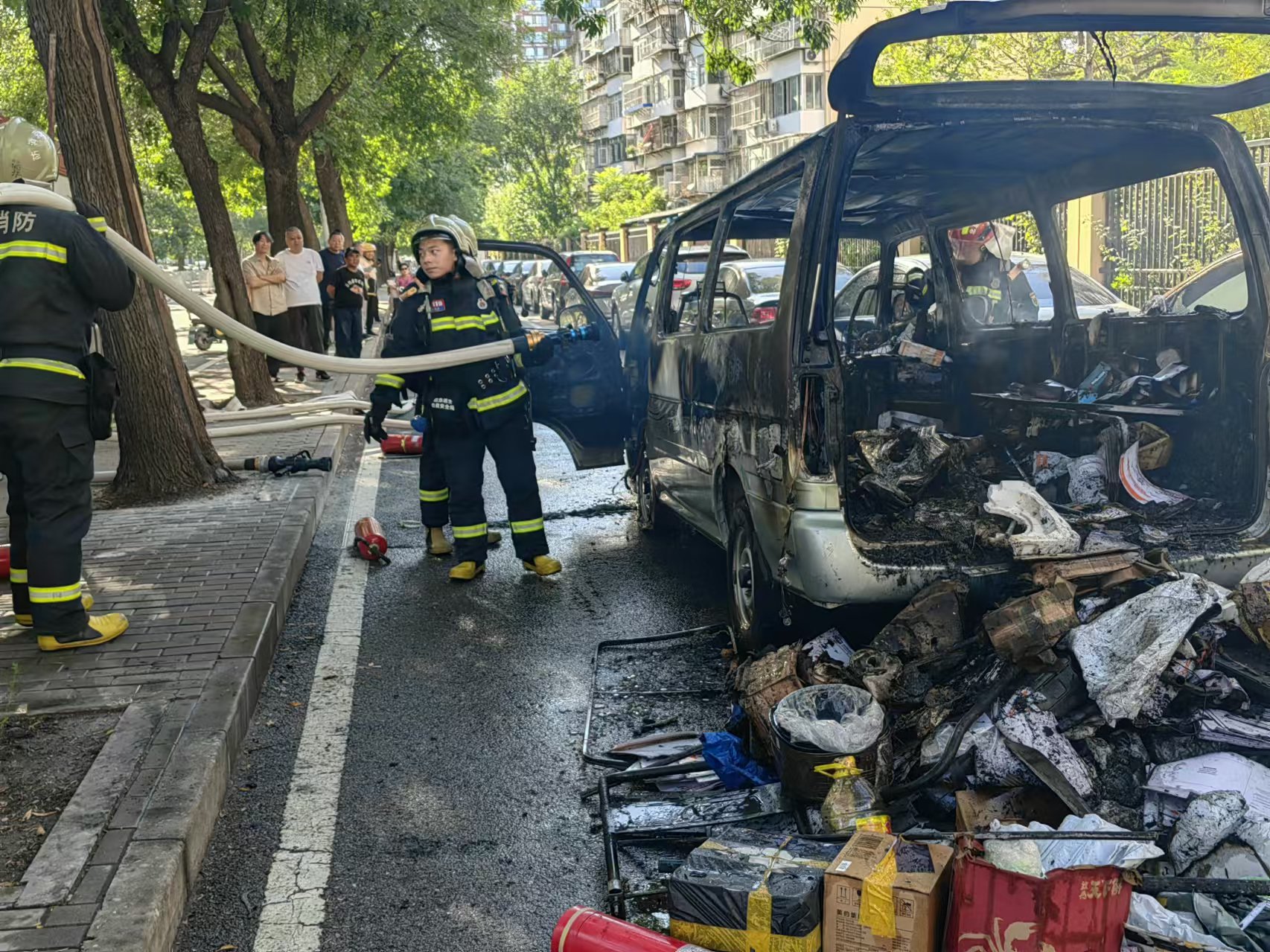 消防員撲滅車內火焰。圖源:朝陽區消防救援支隊