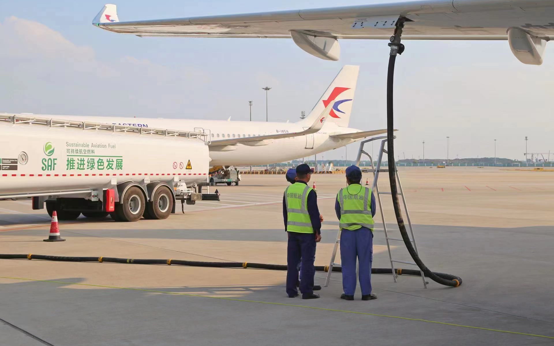 北京大興國際機場地勤人員正在為國產大飛機C919加註可持續航空燃料。中國東方航空公司供圖