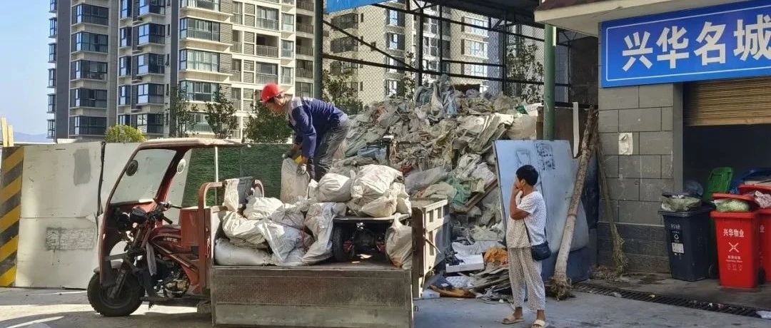 安康一小区建筑垃圾堆放多天无人清运?现场办!|建筑垃圾|安康市|环卫_新浪新闻