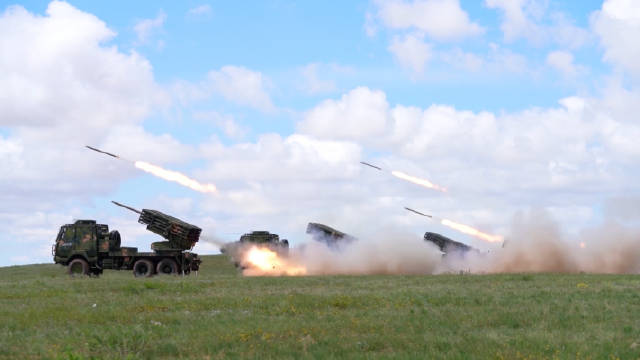 炮兵分队实弹射击