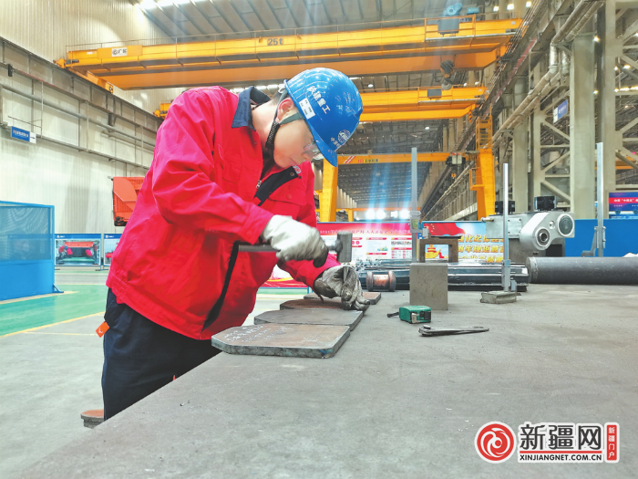 9月20日,在铁建重工新疆公司,工人正在加工零部件。(全媒体记者王磊摄)