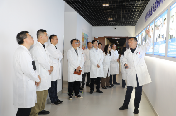 人民论坛调研组一行参观调研中国石化石油工程技术研究院