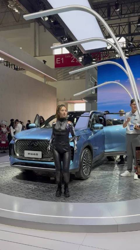 车展上的机器人车模？ 机器人都能如此逼真了吗？