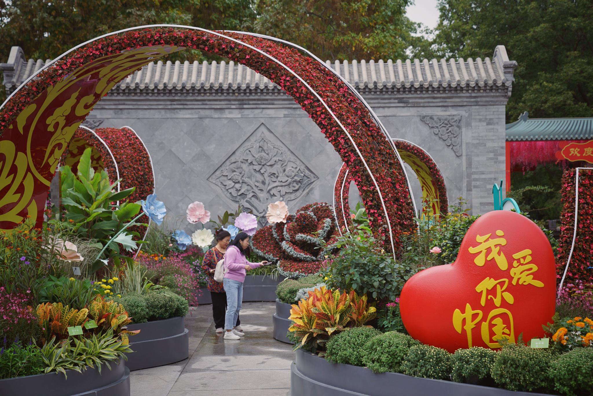 公園東門區域以「花漾」花壇為核心，步入式設計融合了紅色元素與花園城市理念。新京報記者 薛珺 攝