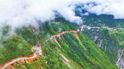 已全面建成的凉山州布拖县阿布洛哈村通村公路。