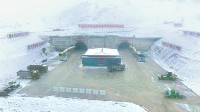 四川路桥承建的G4218昆莎机场至狮泉河公路新建工程切拉热巴隧道。