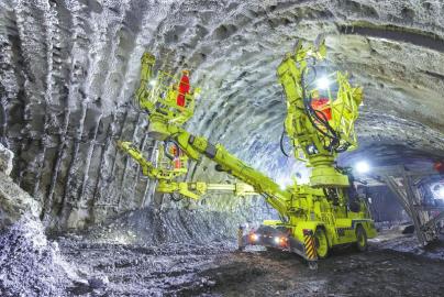 拱架台车洞内施工。