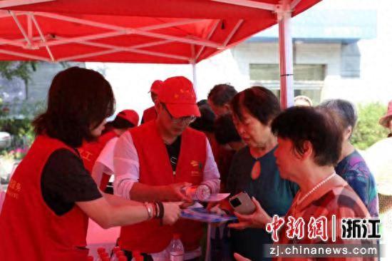 物产中大环境桐庐党支部党员参观红船。物产中大环境 供图