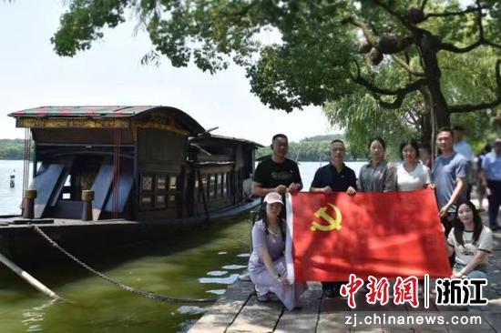 物产中大环境桐庐党支部党员参观红船。物产中大环境 供图