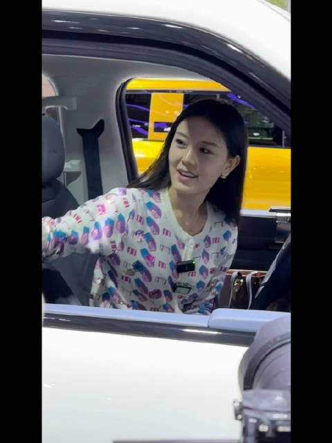 这次车展我们就是开着一辆腾势D9来滴 展厅里毫不意外的再次遇见