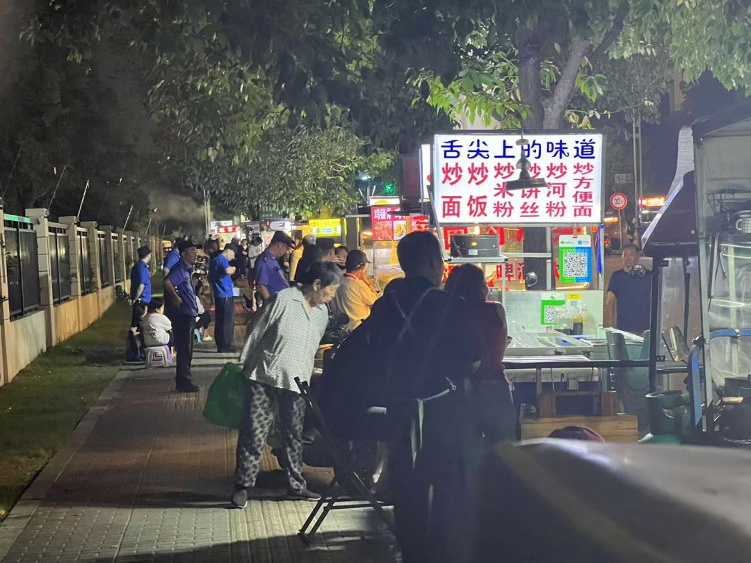 ▲综合执法队员正逐一对摊位进行登记