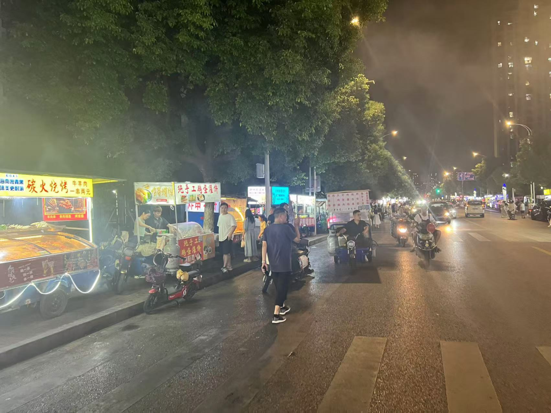 ▲长蠡路沿途人行道上摆出的摊位