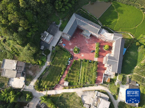 环境优美的习水县大坡养老服务中心(无人机照片)。新华社记者李凡 摄