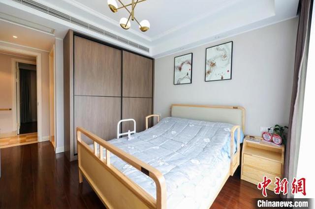 图为能调节倾斜度的床。张煜欢 摄