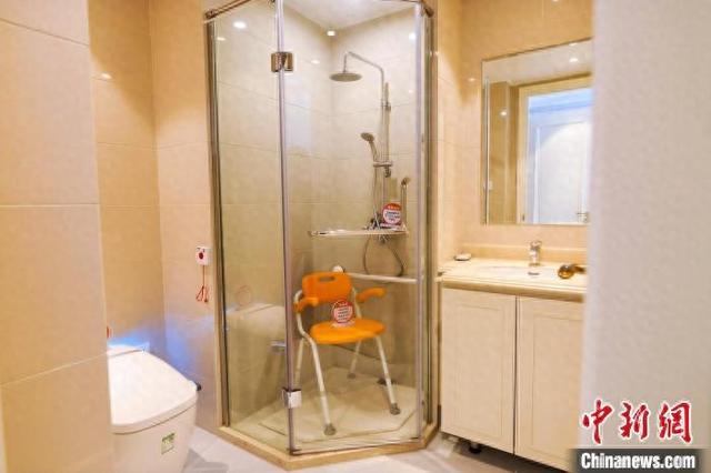 居家适老化改造样板间内的洗手间。张煜欢 摄