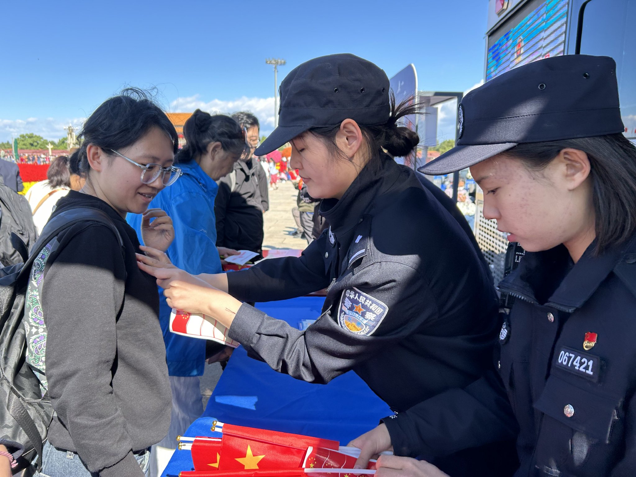 「為民服務車」執勤民警為遊客貼國旗貼紙。 新京報記者 彭鏡陶 攝