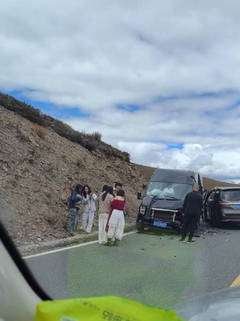 MPV跨车道山路超车被撞，网友一看车型，瞬间理解了……