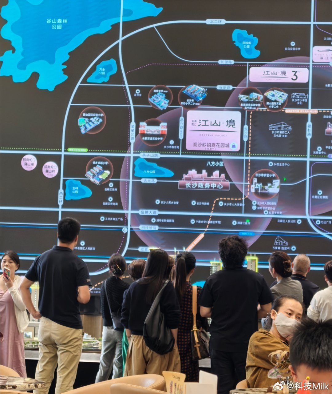 又来看房了，这个盘来看的人还是很多啊！|看房|楼市_新浪新闻