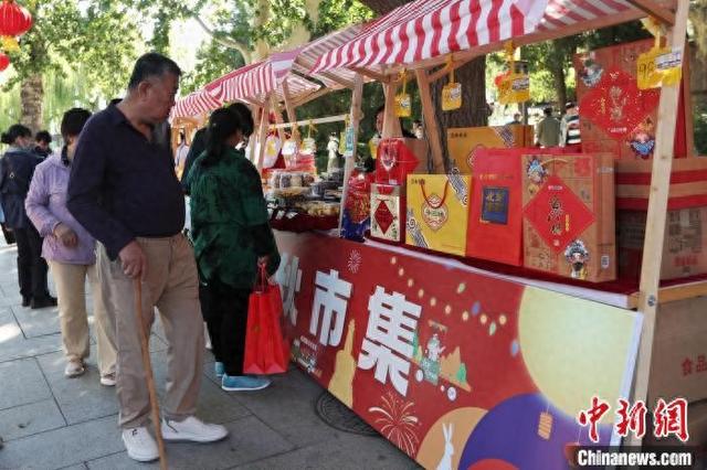 10月2日,国庆黄金周第二天,北京北海公园吸引游客。图为游客游逛北海公园金秋市集。中新社记者 张祥毅 摄