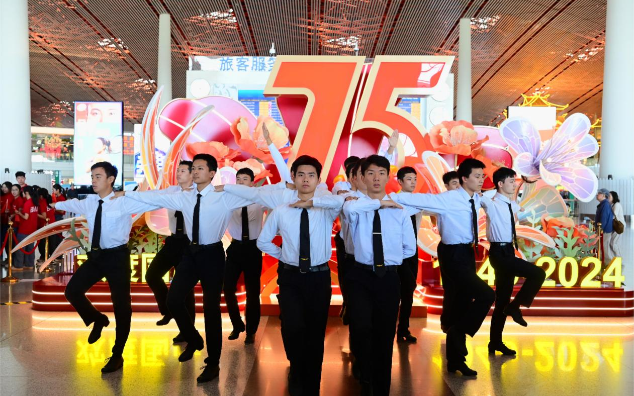 10月1日,藝術團的學生們在首都國際機場演繹踢躂舞《天之驕子》。 受訪者供圖
