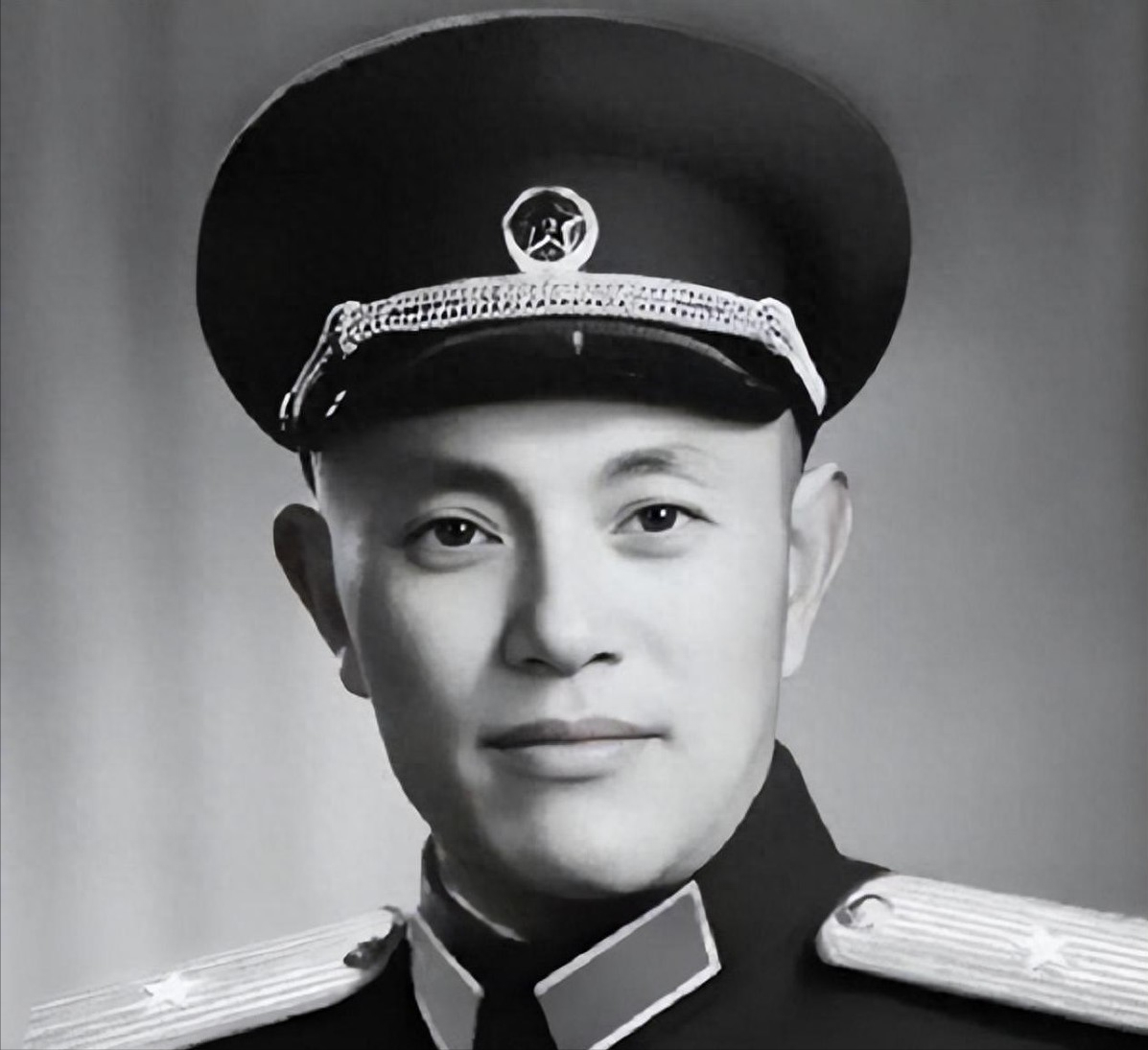 55年授衔怪事:13军军长是中将,两位副军长是少将,政委只是大校|军长|军衔_新浪新闻