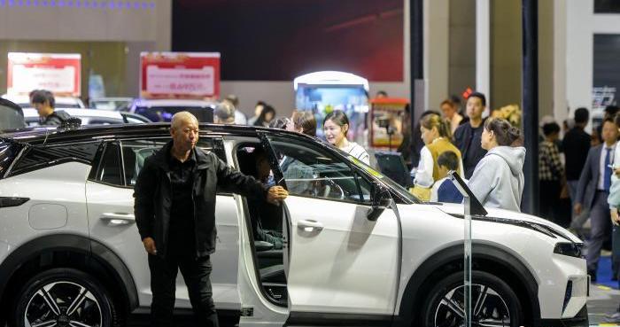 乌鲁木齐：市民逛车展欢度国庆