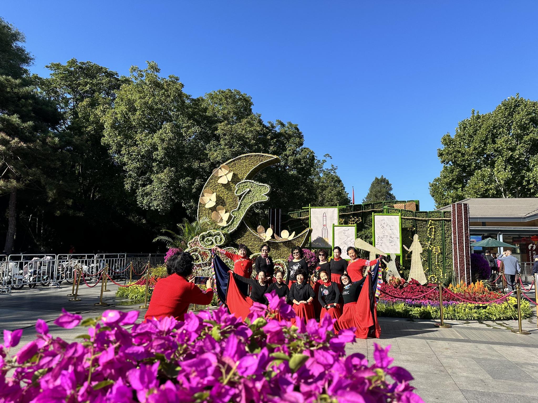 遊客在紫竹院公園東門「望躍」花壇前拍照。北京市公園管理中心供圖