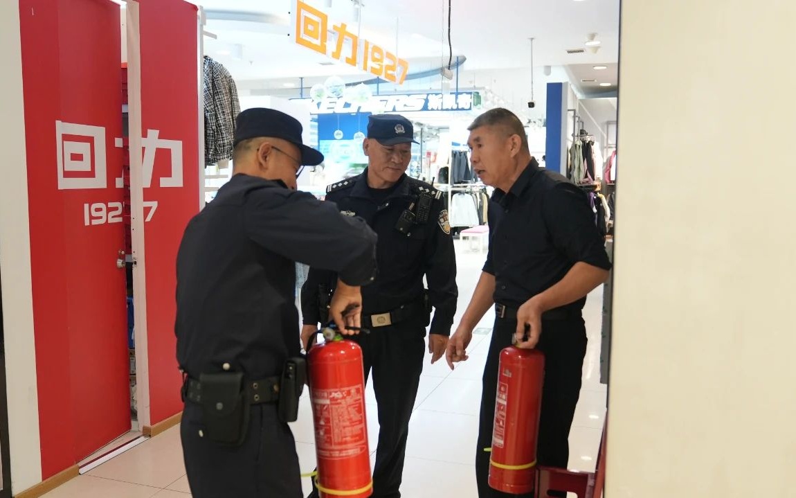 民警對大賣場的消防器材進行檢查。圖源:順義警方