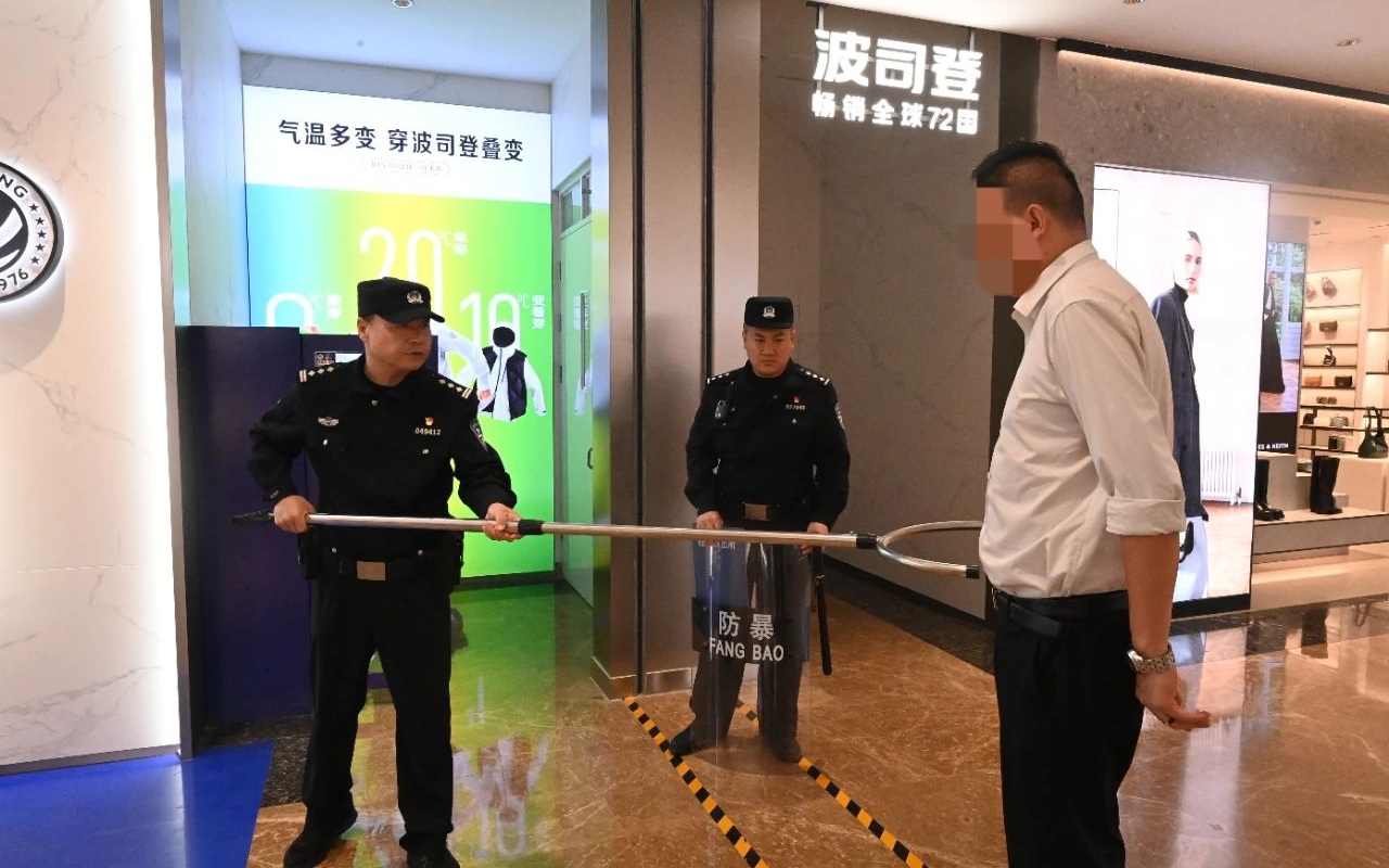 民警開展反恐防暴器材使用培訓。圖源:順義警方
