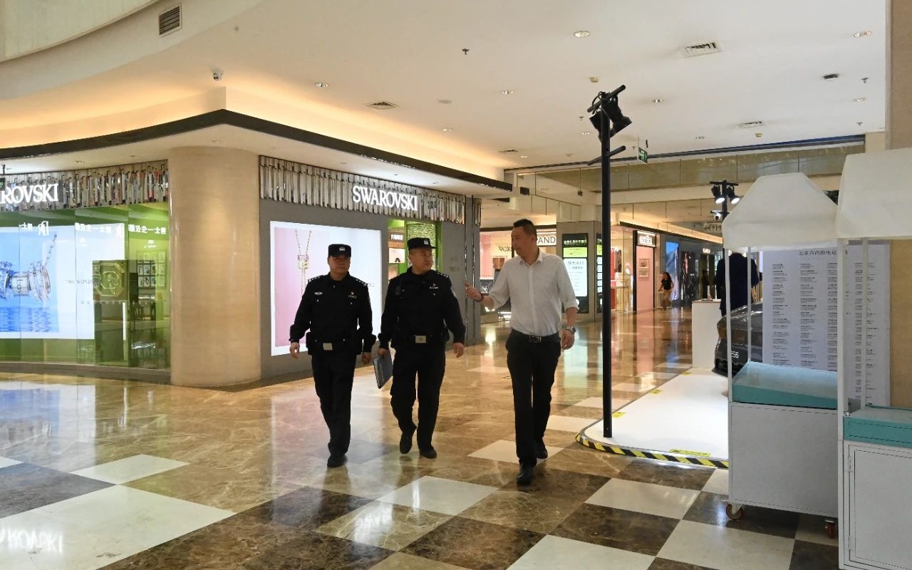 民警對商圈開展安全檢查。圖源:順義警方