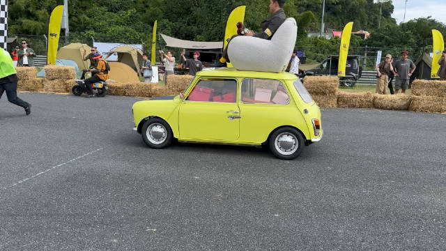 第三届ROC，老小车巡游，坐车顶沙发里遥控跑赛道，好玩
