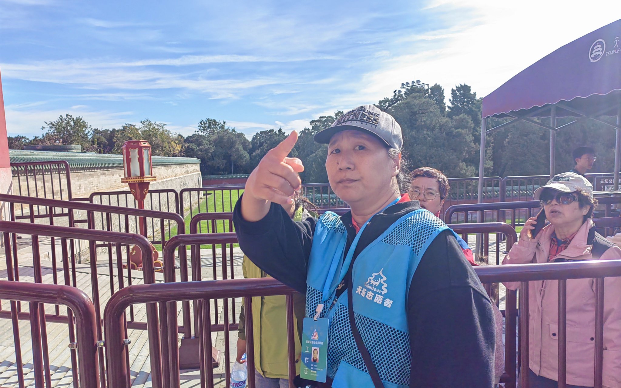 穿藍馬甲的誌願者為遊客提供服務。天壇公園供圖