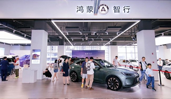 成都东安湖畔新亮点：全国首家新能源汽车商业综合体启动