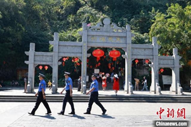 国庆假期,柳州城管在“网红”景点马鞍山巡逻。林馨 摄