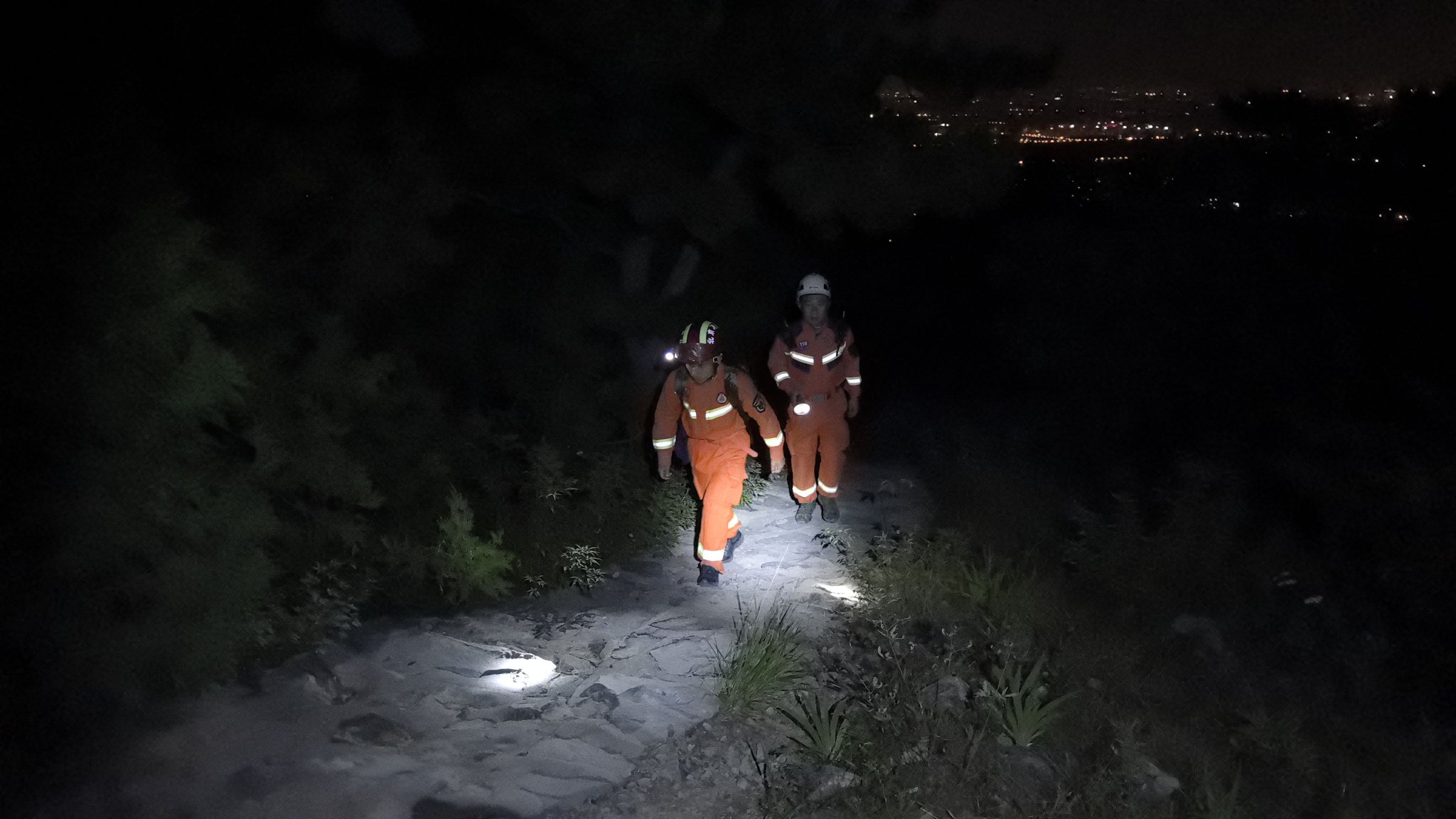 消防救援人員夜裡上山搜尋。圖源:海澱區消防救援支隊