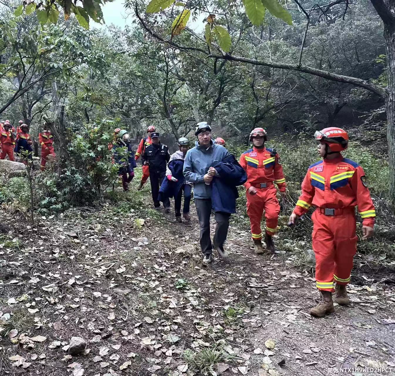 消防救援人員護送被困人員下山。圖源:昌平區消防救援支隊