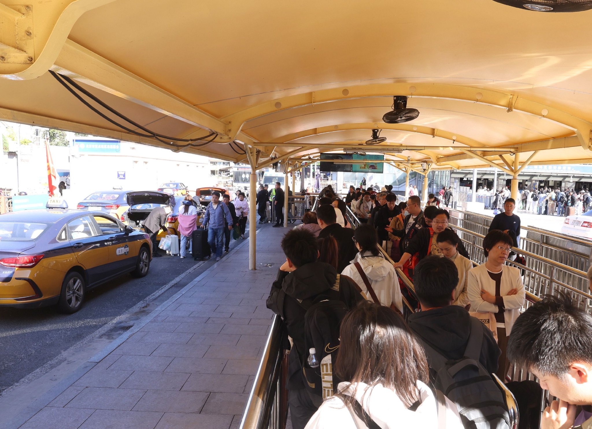 旅客正在排隊乘坐出租車。新京報記者 王貴彬 攝