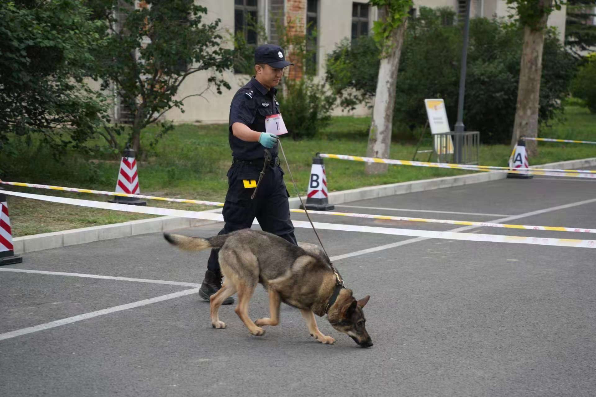 楊旭與警犬「牙牙」。受訪者供圖